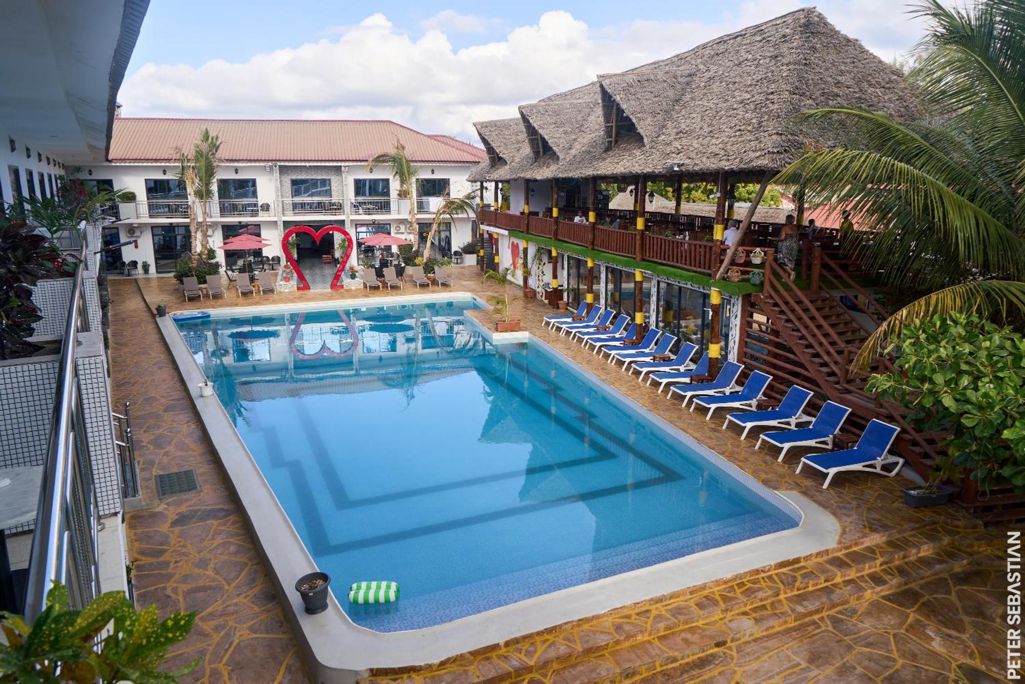 Canary & Hotel 4*