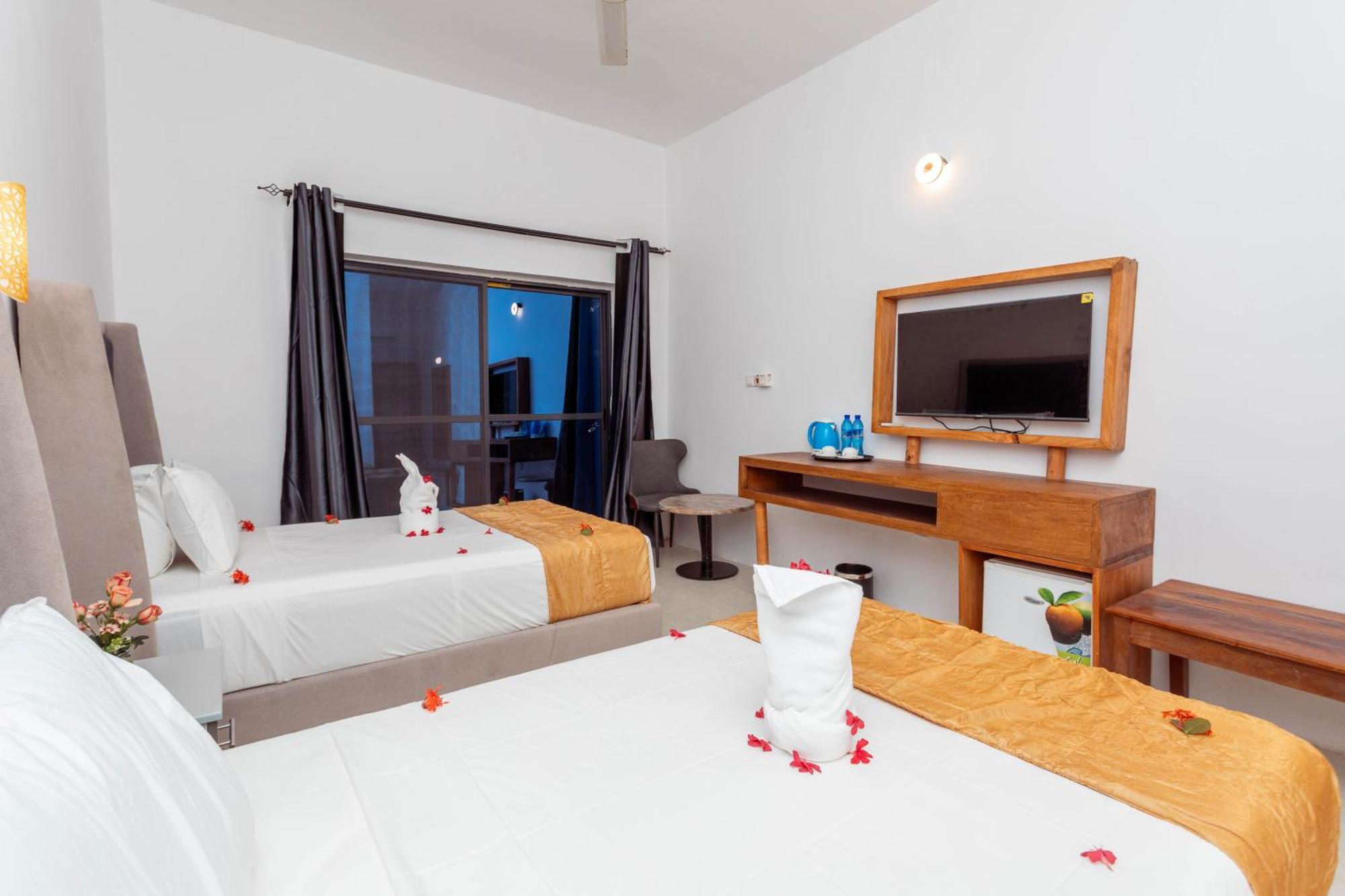 Canary & Hotel 4*